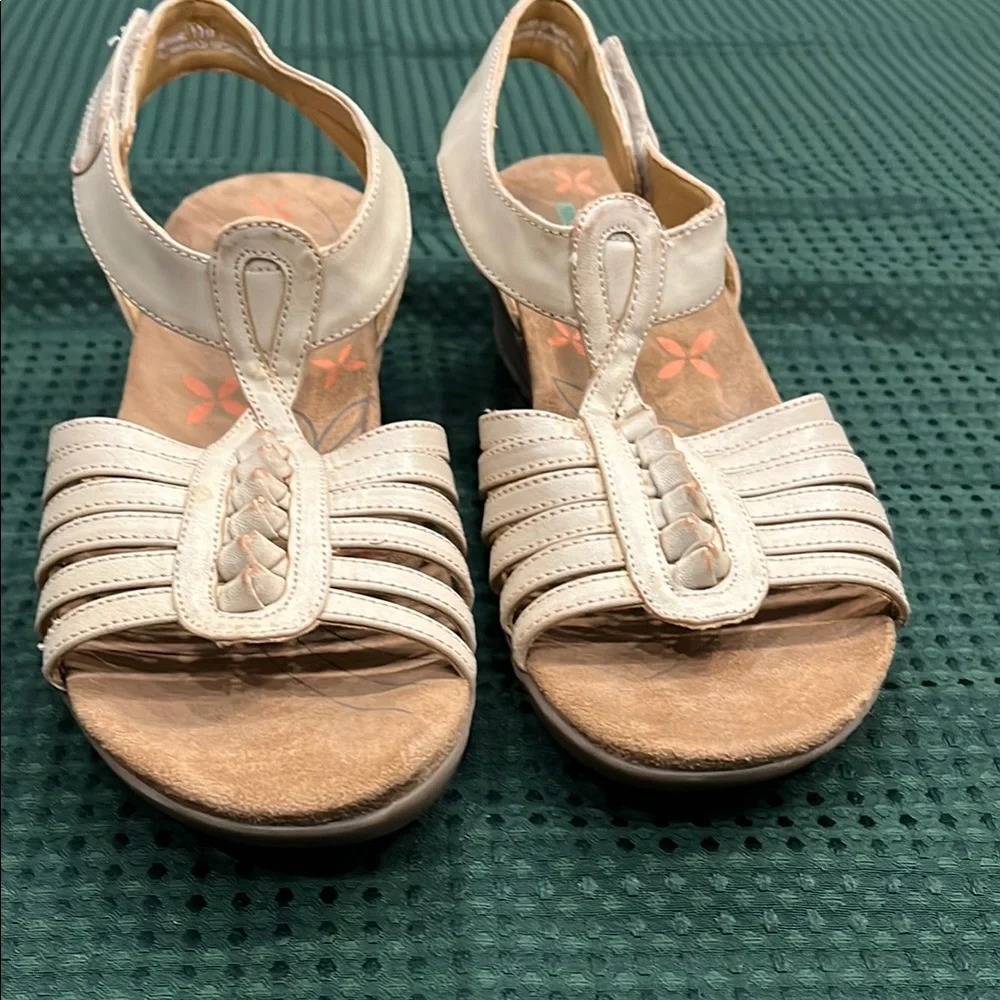 BareTraps‎ Women's Cream Sandals